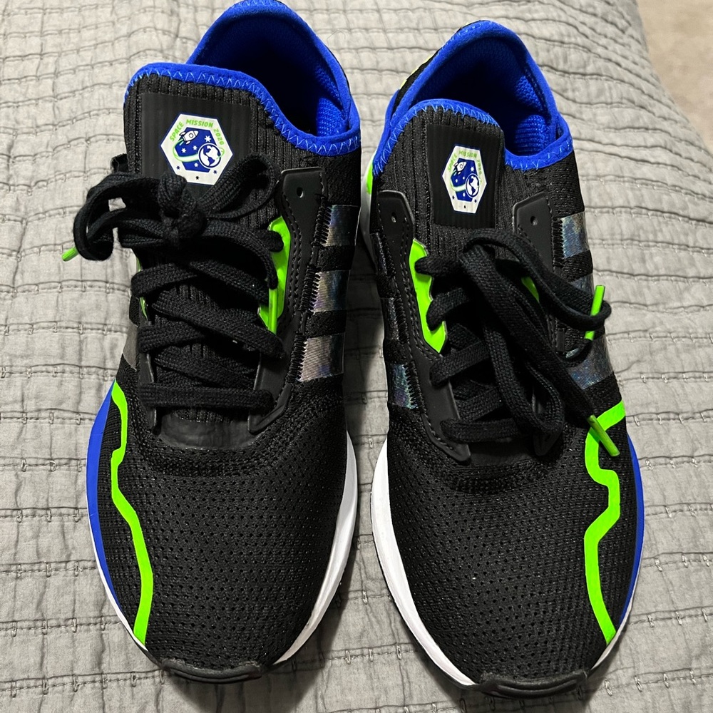 Addidas boys sz7 shoes